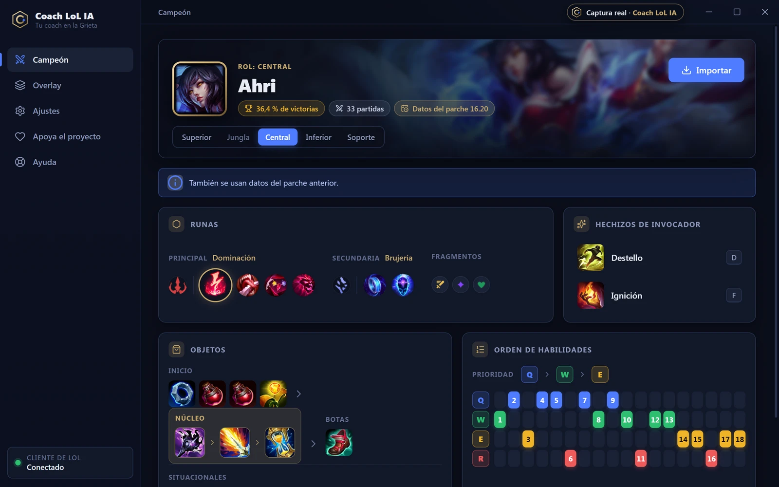 Captura de Coach LoL IA en la vista Campeón: Ahri en el rol Central con su porcentaje de victorias, partidas y parche 16.20; runas de Dominación y Brujería, hechizos Destello e Ignición, objetos de inicio, núcleo y botas, y la tabla del orden de habilidades con prioridad Q, W, E.
