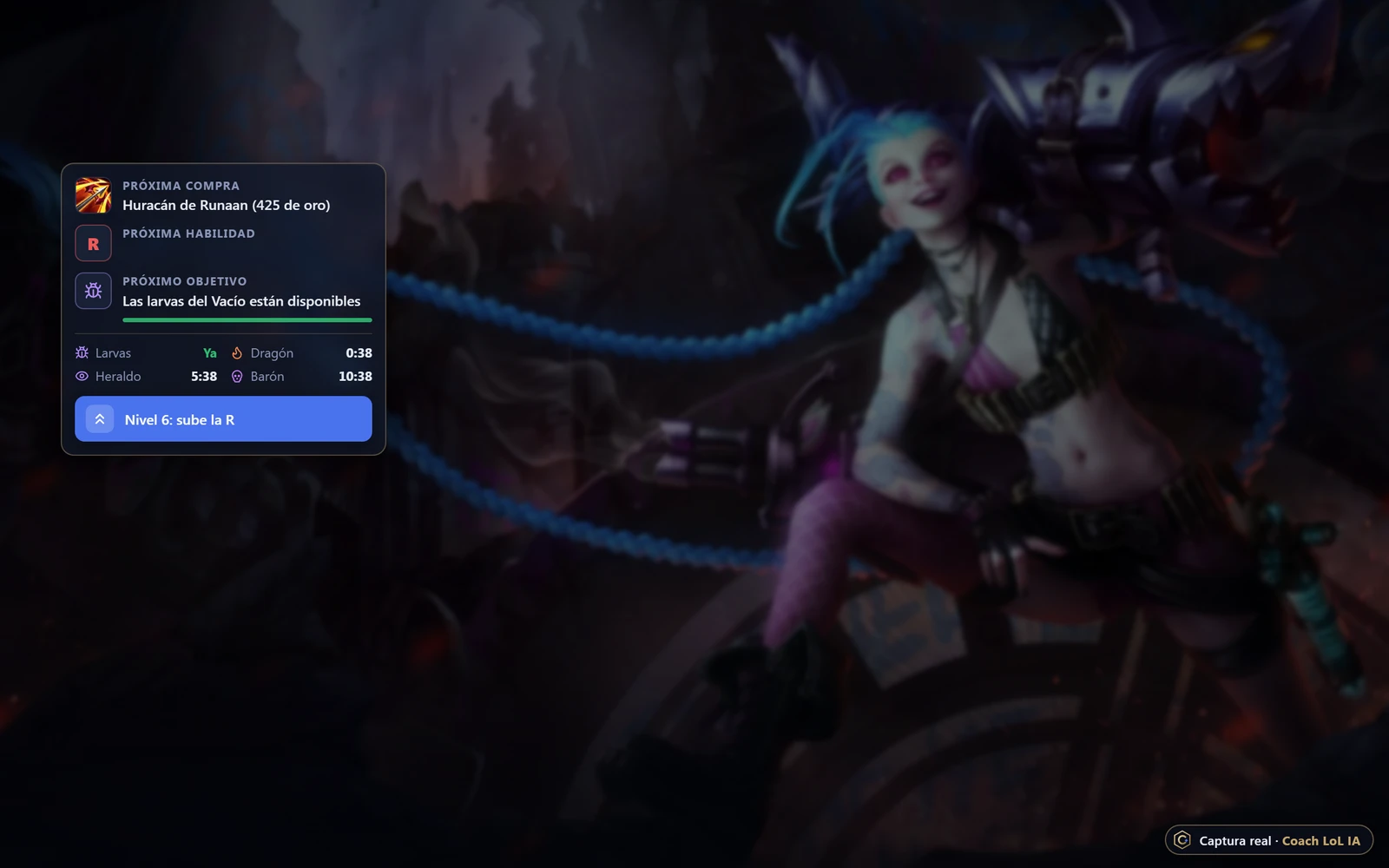 Captura del overlay de Coach LoL IA sobre el arte de Jinx en el minuto 9: un panel con la próxima compra, Huracán de Runaan por 425 de oro, la próxima habilidad (R), el próximo objetivo, «Las larvas del Vacío están disponibles», la lista de objetivos con su cuenta atrás (larvas ya, dragón 0:38, Heraldo 5:38, Barón 10:38) y el aviso «Nivel 6: sube la R».
